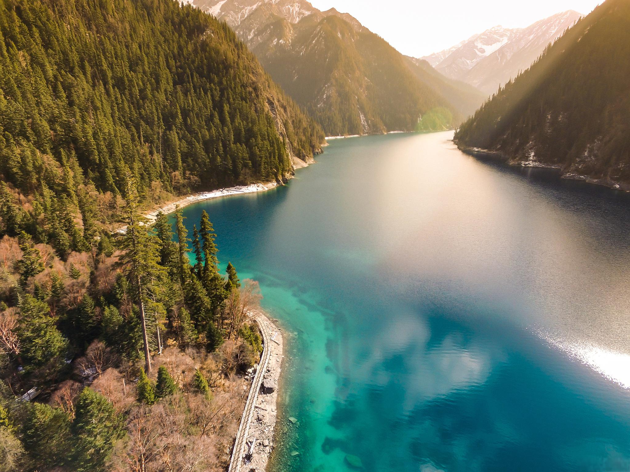 九寨沟旅游攻略 九寨沟是中国四川省的一处风景名胜区,拥有壮丽的山水