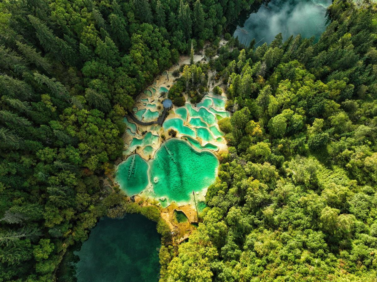 九寨沟旅游攻略 九寨沟是中国四川省的一处风景名胜区,拥有壮丽的山水