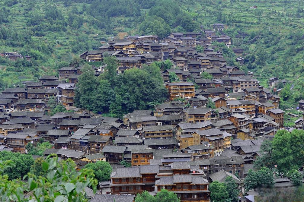 西江千户苗寨旅游攻略 西江千户苗寨位于贵州省凯里市,是全球最大的