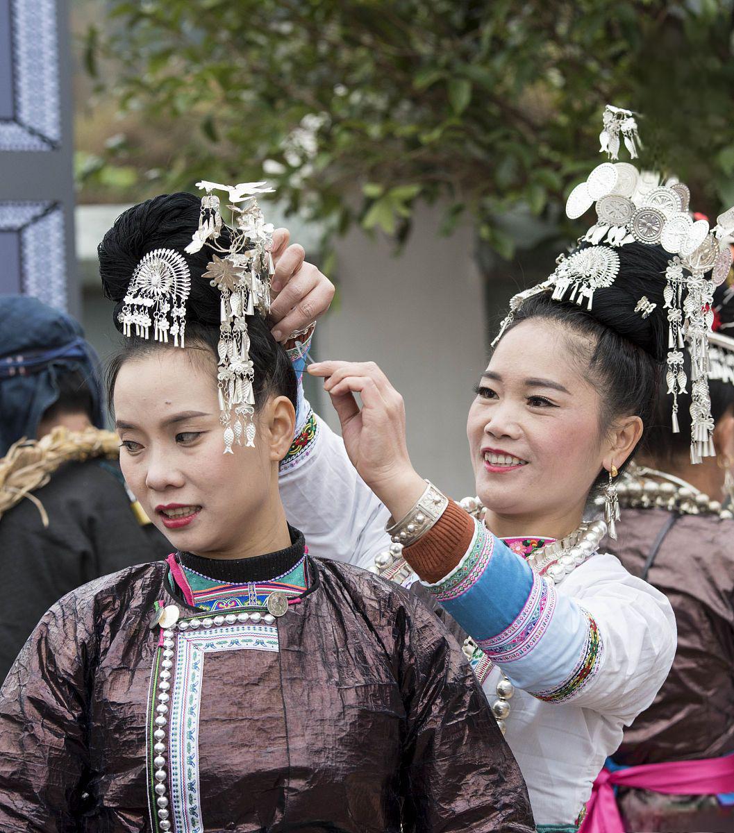 西江千户苗寨位于贵州省凯里市,是全球最大的苗族聚居村寨,2005年被评
