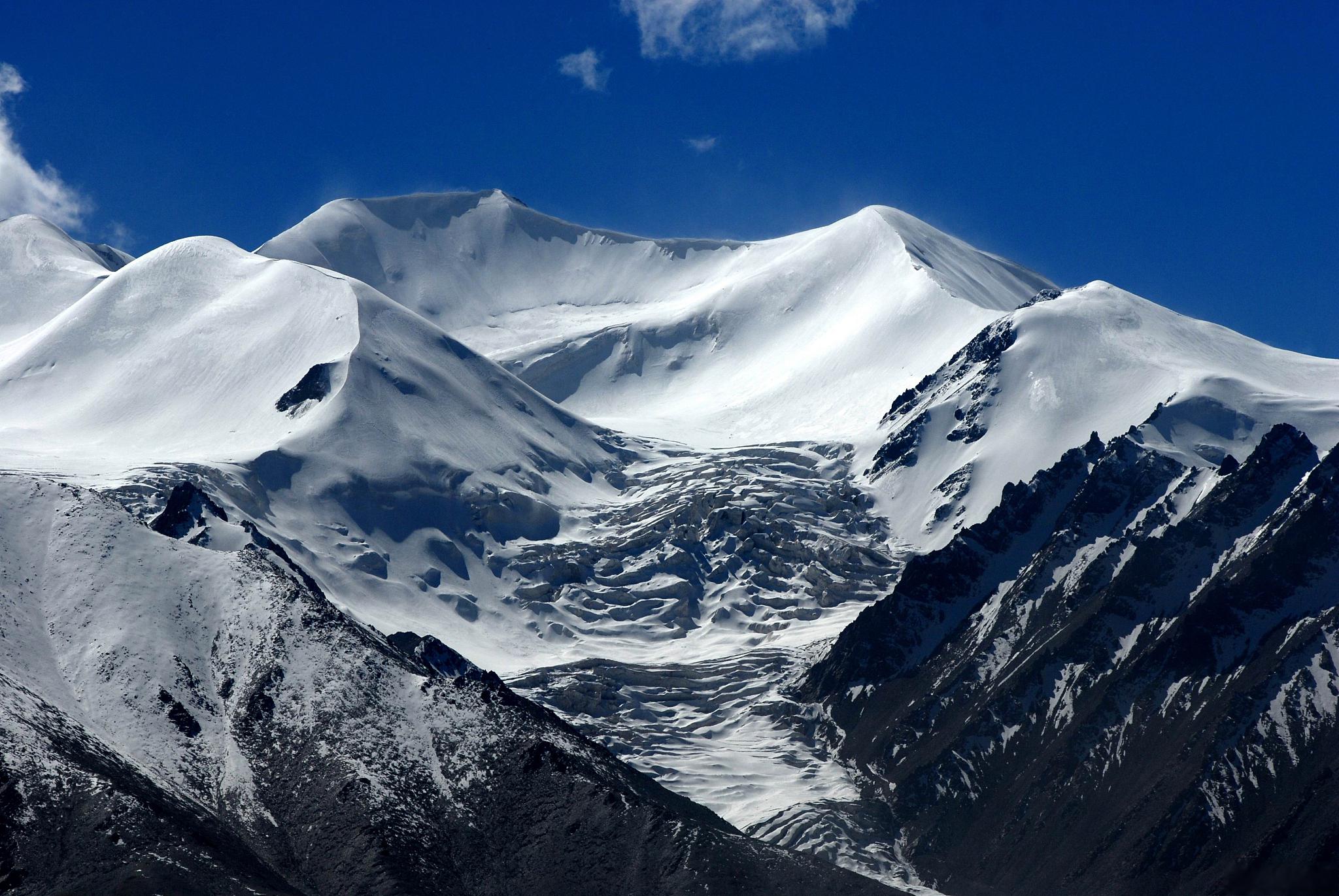 昆仑山:神秘与美丽的大山 在地球的西陲,矗立着一座山,名叫昆仑山.