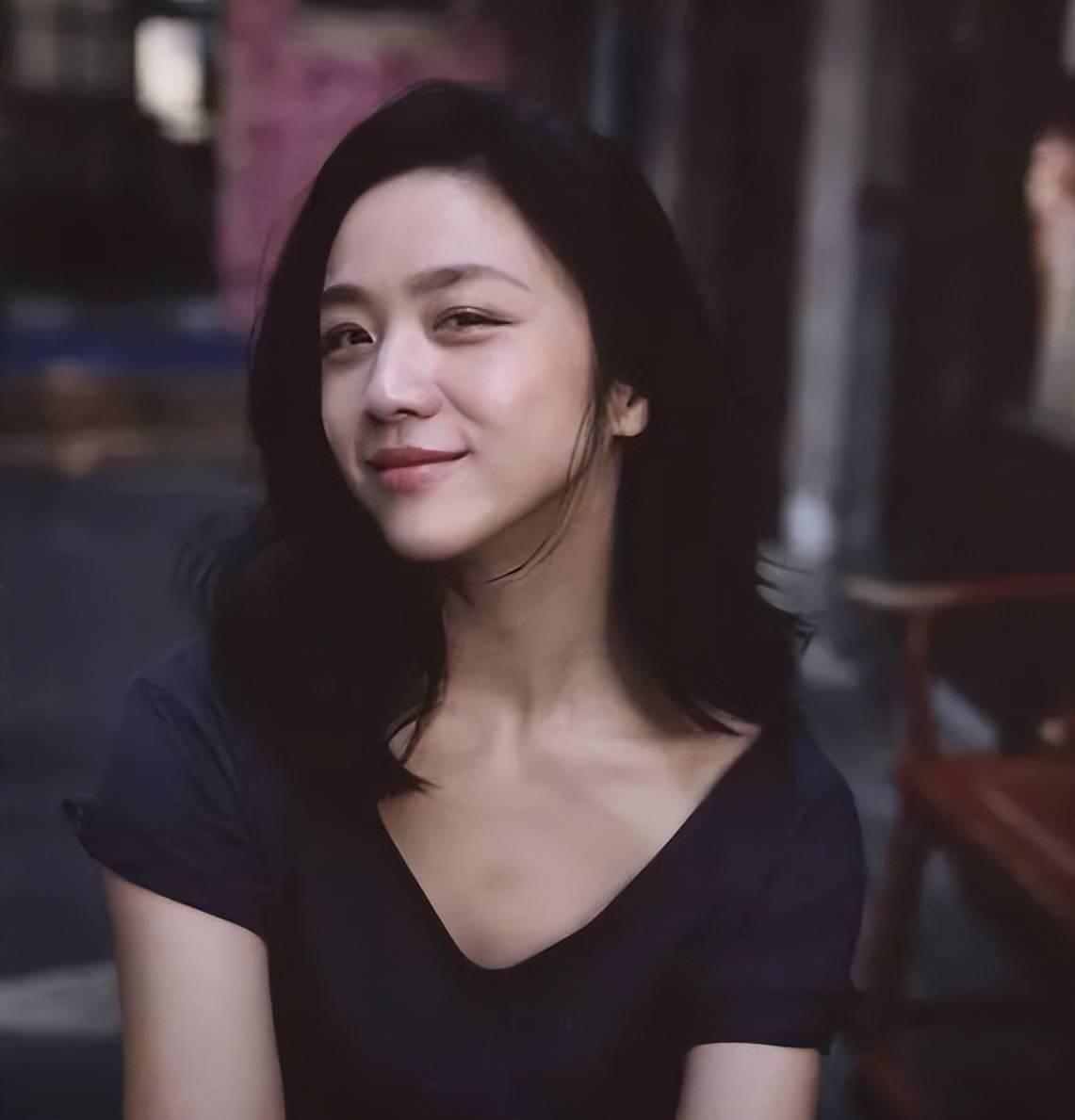 汤唯:素颜的美丽 汤唯的素颜照片展现了她真实的一面,她的美不再是