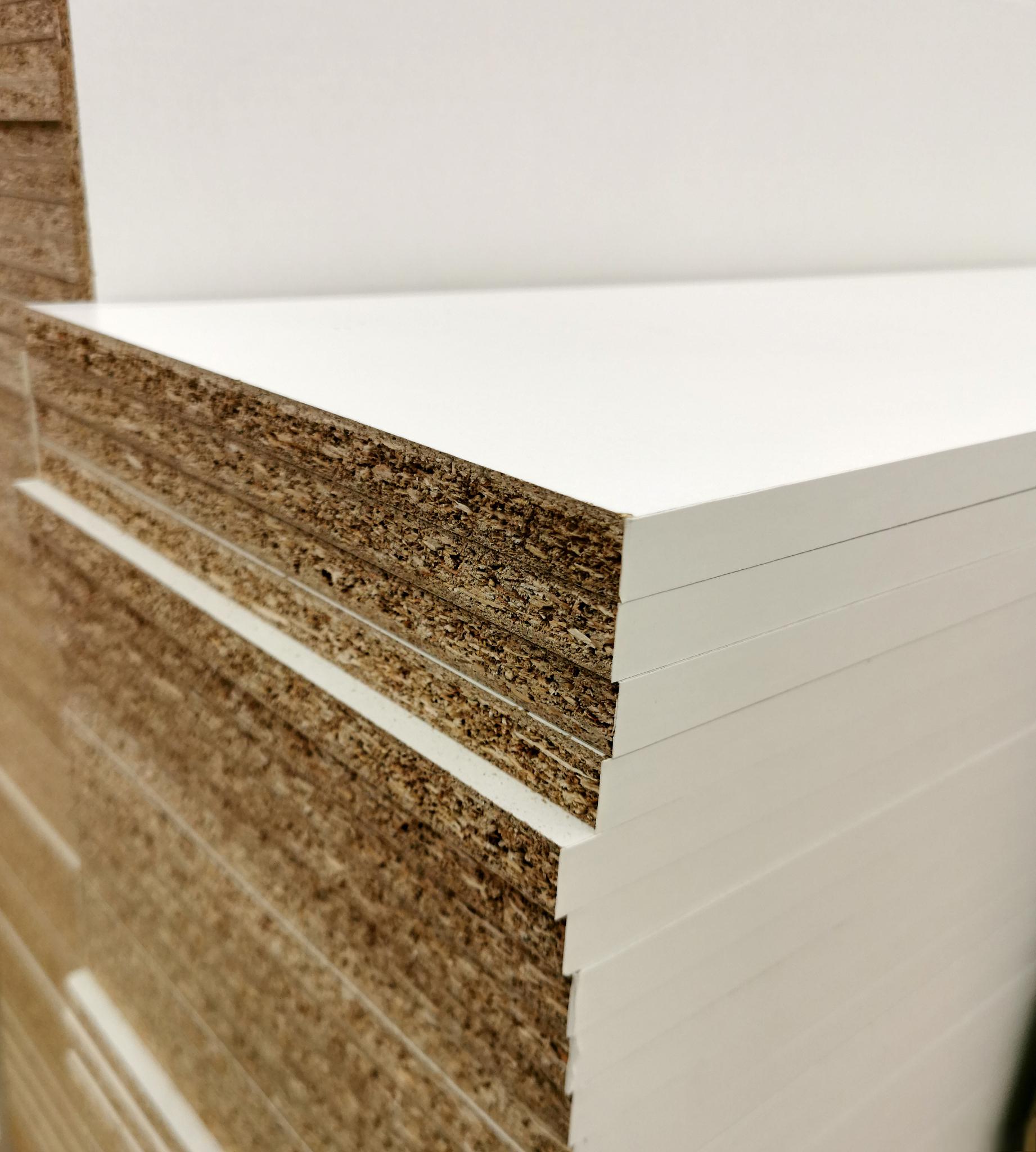 家具选板材,实木颗粒板是首选 相信大家装修的时候总被一个问题困扰