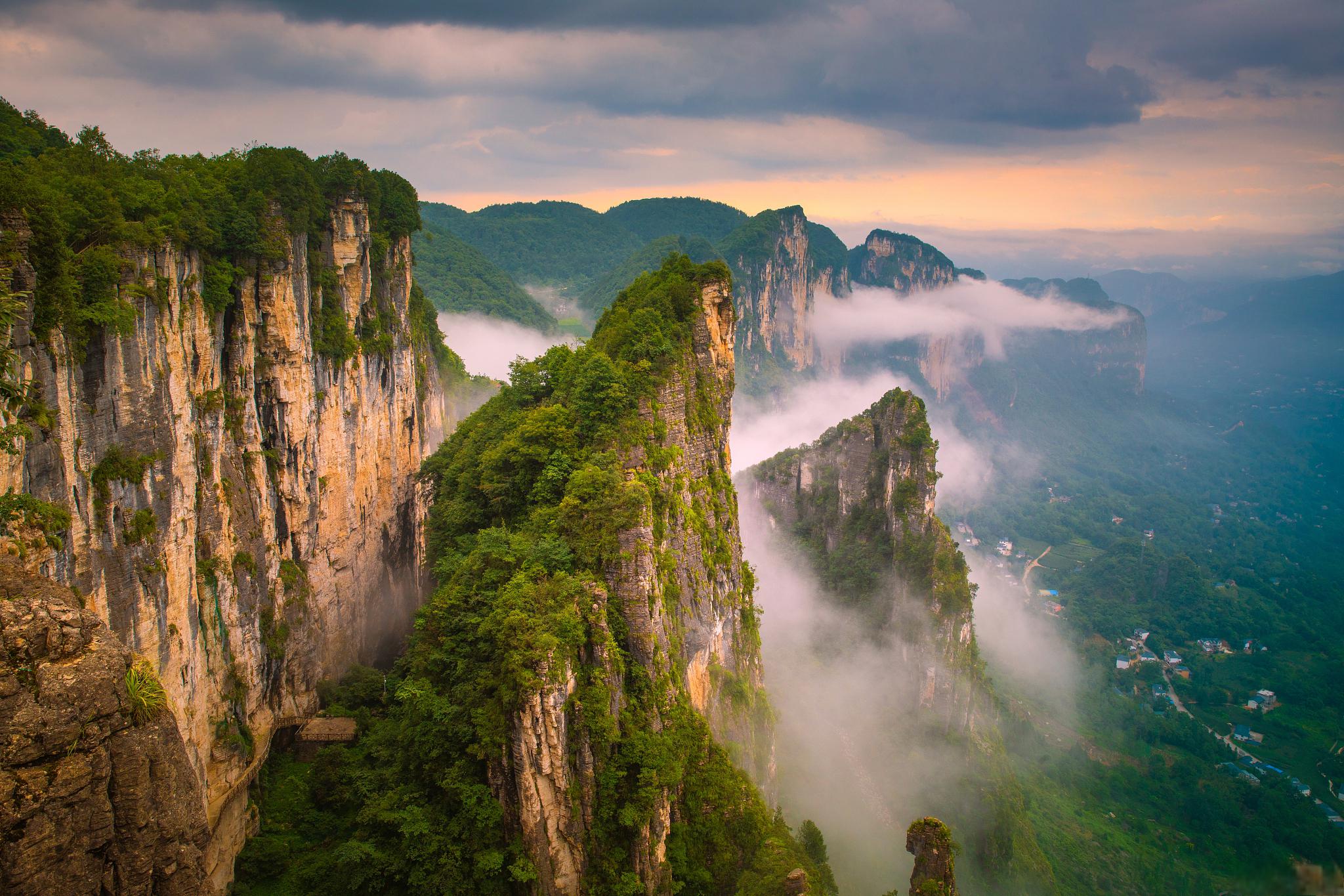 黄鹤峰林景区 黄鹤峰林景区位于湖北省黄冈市,是一个以奇峰怪石为主的