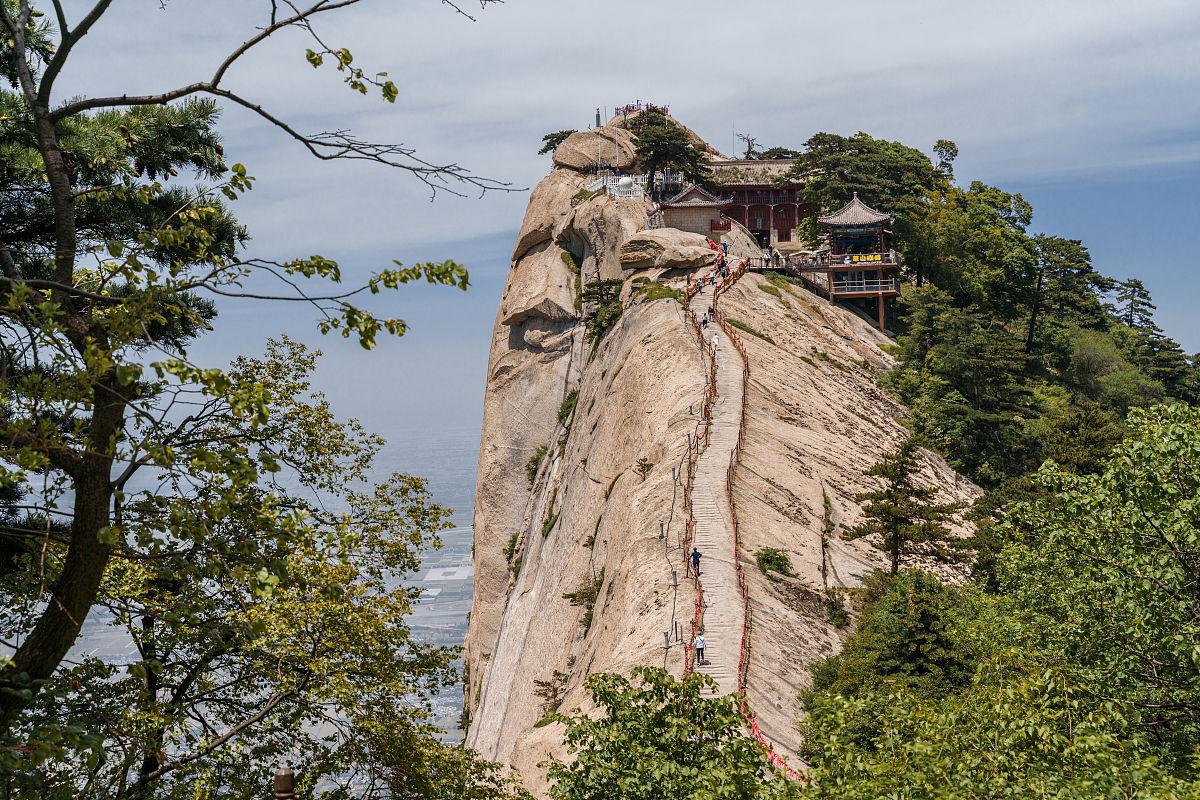 险峻的山峰图片