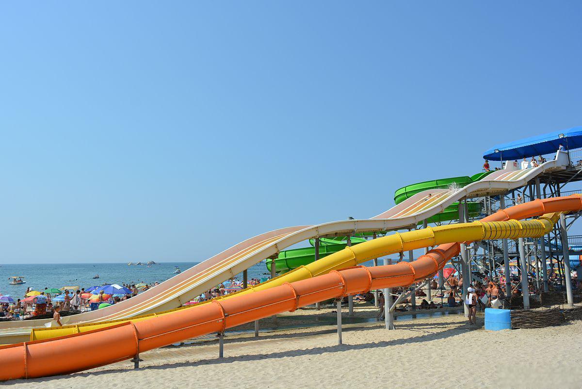 海滨乐趣天堂,拥有长达1300米的金色沙滩和丰富的海陆空旅游综合项目