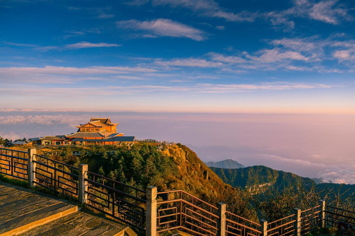 峨眉山旅游攻略 有丰富植被和瀑布景观,登上金顶可俯瞰整个峨眉的景色