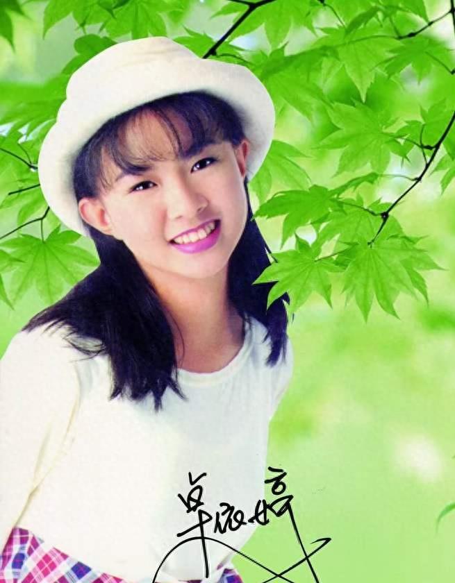 甜美歌声打动听众 卓依婷,80后歌手,被称作"贺岁公主",近日晒出全家福