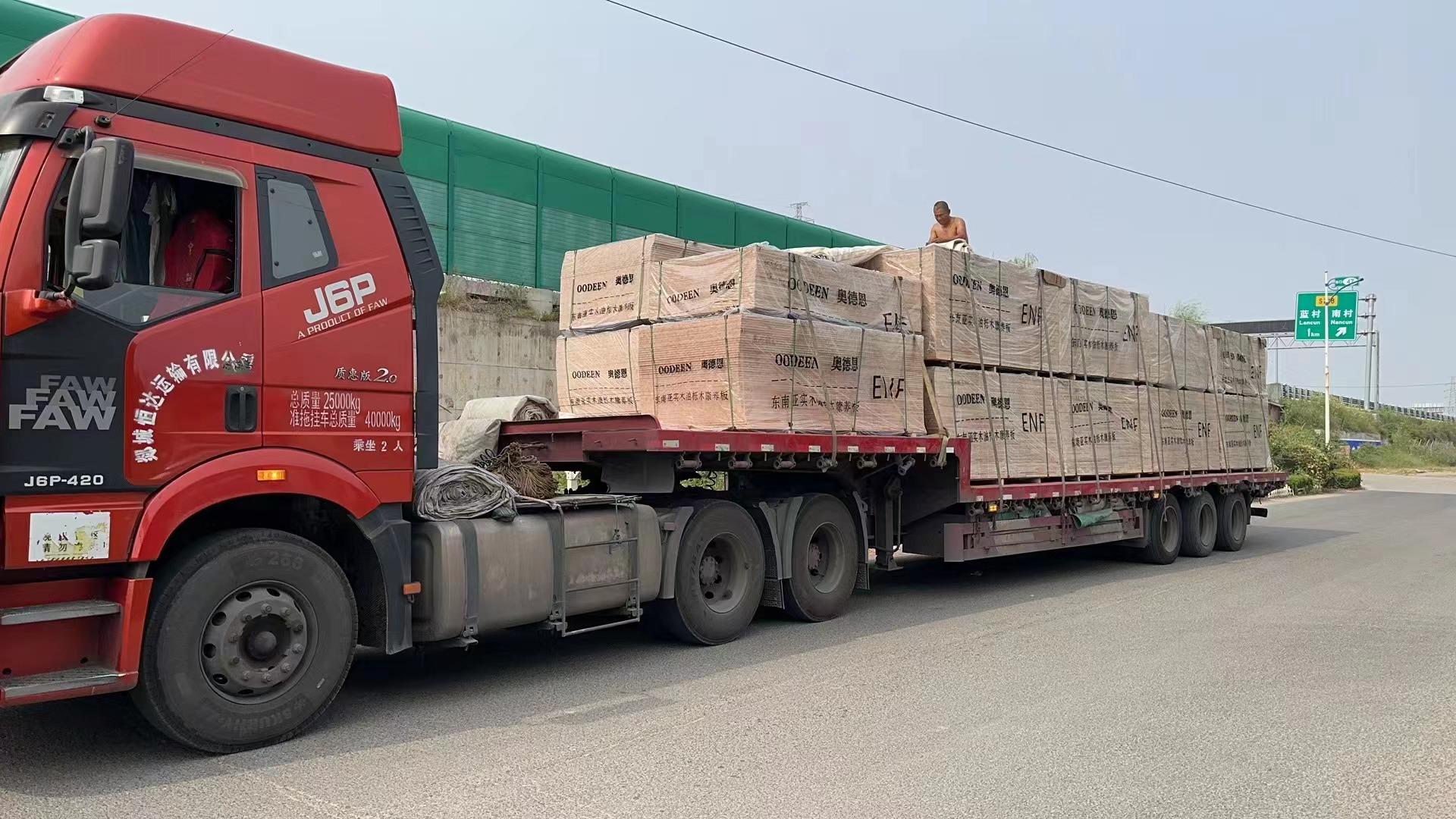 油栎木实木板材的优势 油栎木是一种属于桃金娘科桉属树种的宝贵资源