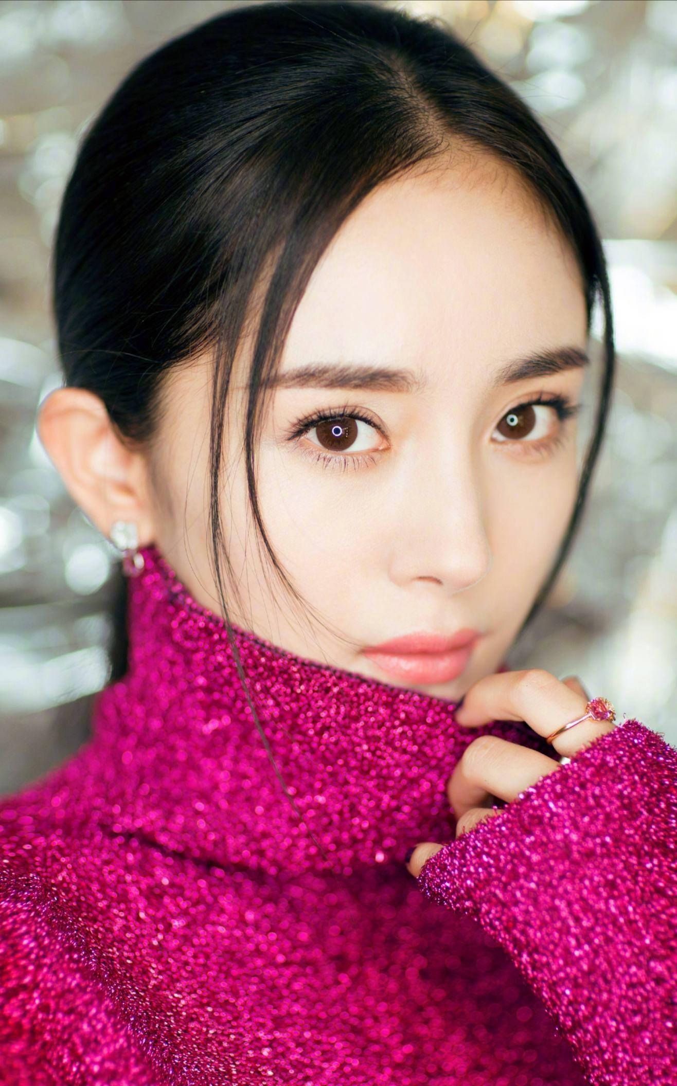 杨幂:抵制天价片酬 杨幂在中广联合会座谈会上发表演讲,呼吁抵制天价