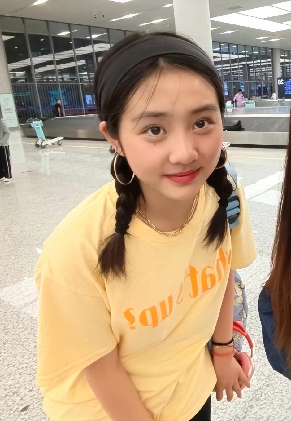黄磊女儿黄多多机场被偶遇 黄磊女儿黄多多身高近1米7,穿扮精致,弯腰