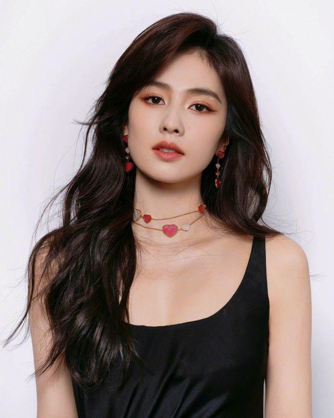 29岁女星白鹿,温柔对待每一位粉丝 白鹿从巴黎时装周带回了马卡龙和