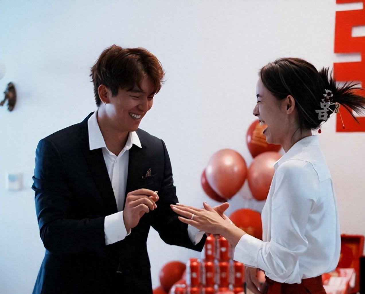 王蔷姐弟恋官宣订婚 中国网坛一姐王蔷与比自己小两岁的男友订婚,两人