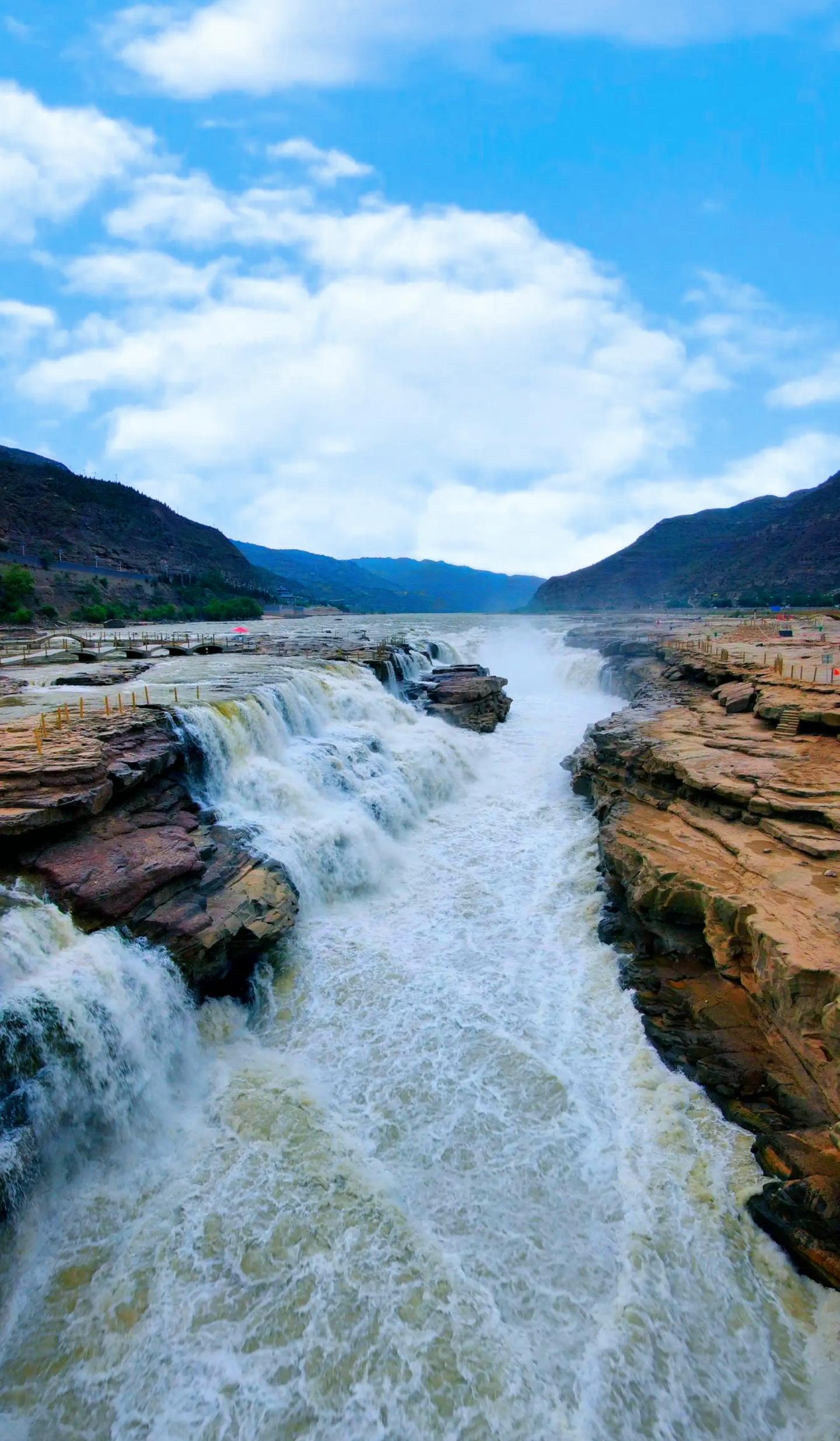 黄河壶口瀑布景区 黄河壶口瀑布景区,位于陕西省宜川县境内,是黄河