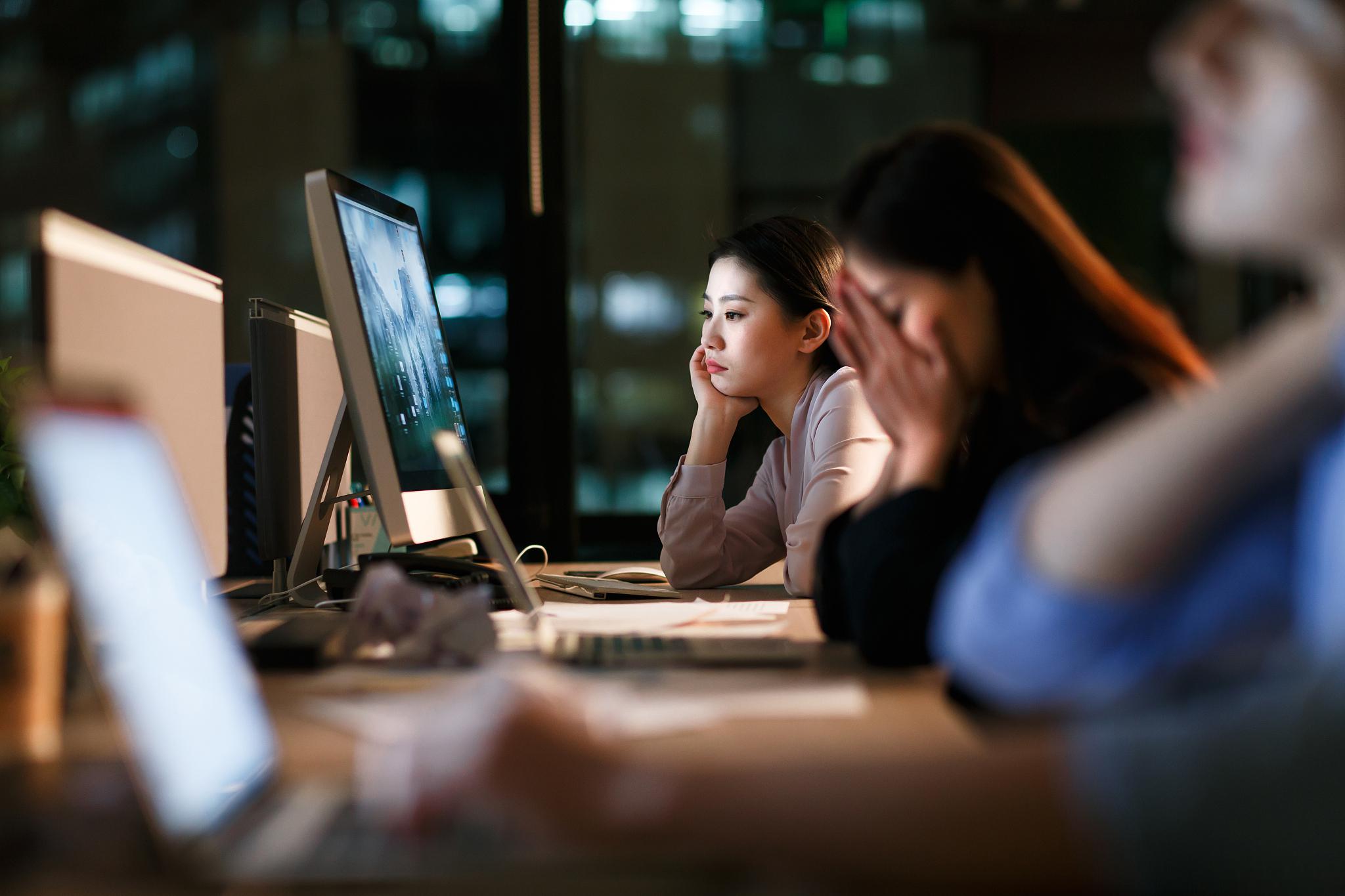 禁止员工上班追剧的方法 员工过度沉迷于电视和网络剧集,可能会影响
