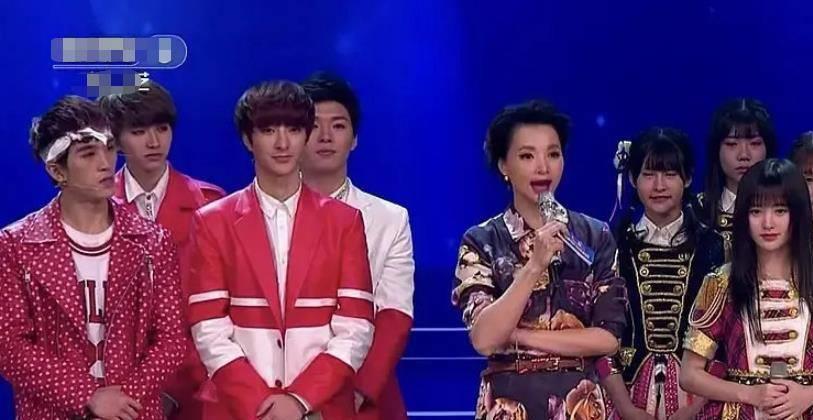 蔡徐坤鞠婧祎早年同框 蔡徐坤和鞠婧祎早年同台,两人的外貌与现在相比