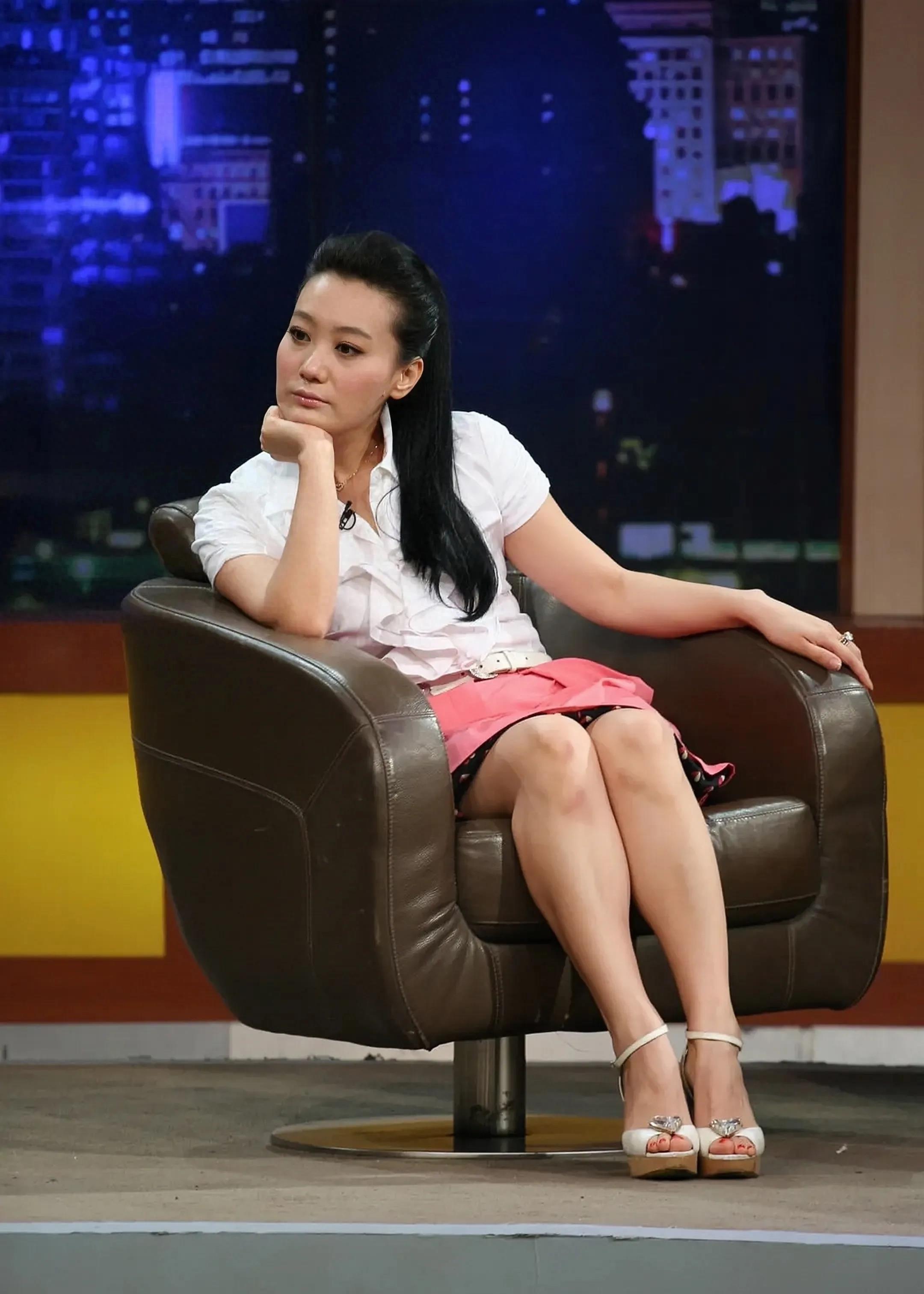大魔王谭晶:逆天腰胯比例 谭晶的魅力源自她不凡的演唱技巧,更离不开
