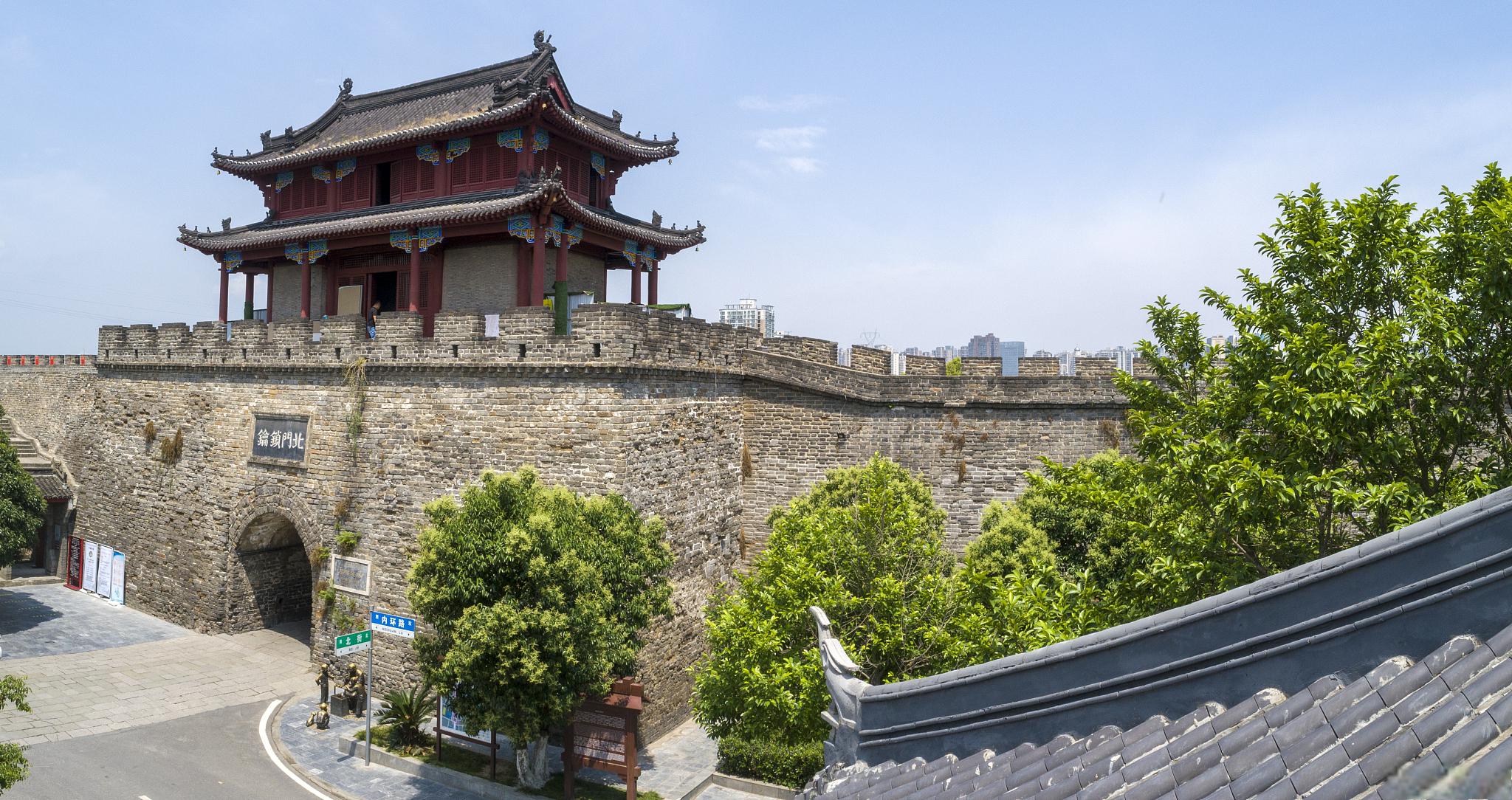 荆州市旅游攻略 荆州市是湖北省的一个历史文化名城,拥有丰富的旅游