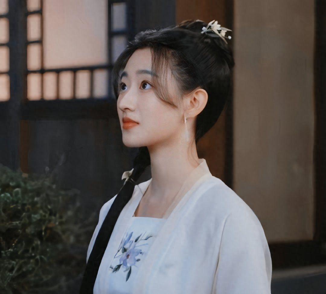 中戏校花杨雨潼的魅力 杨雨潼,中央戏剧学院校花,出演了多部角色,其中