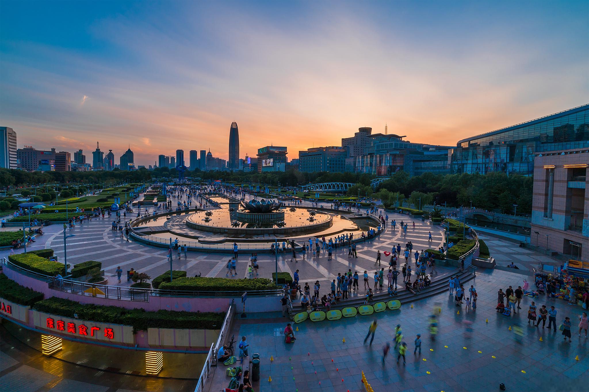 泉城广场,济南的城市中心和文化交流的重要场所 泉城广场,位于济南市