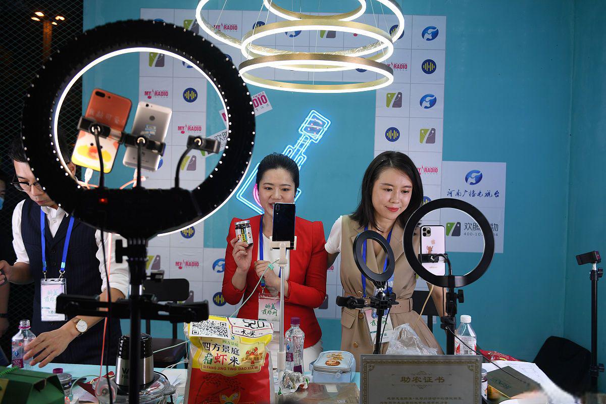 黄老师直播带货遭质疑 黄老师近期开设5场直播,观看人次最高达814万