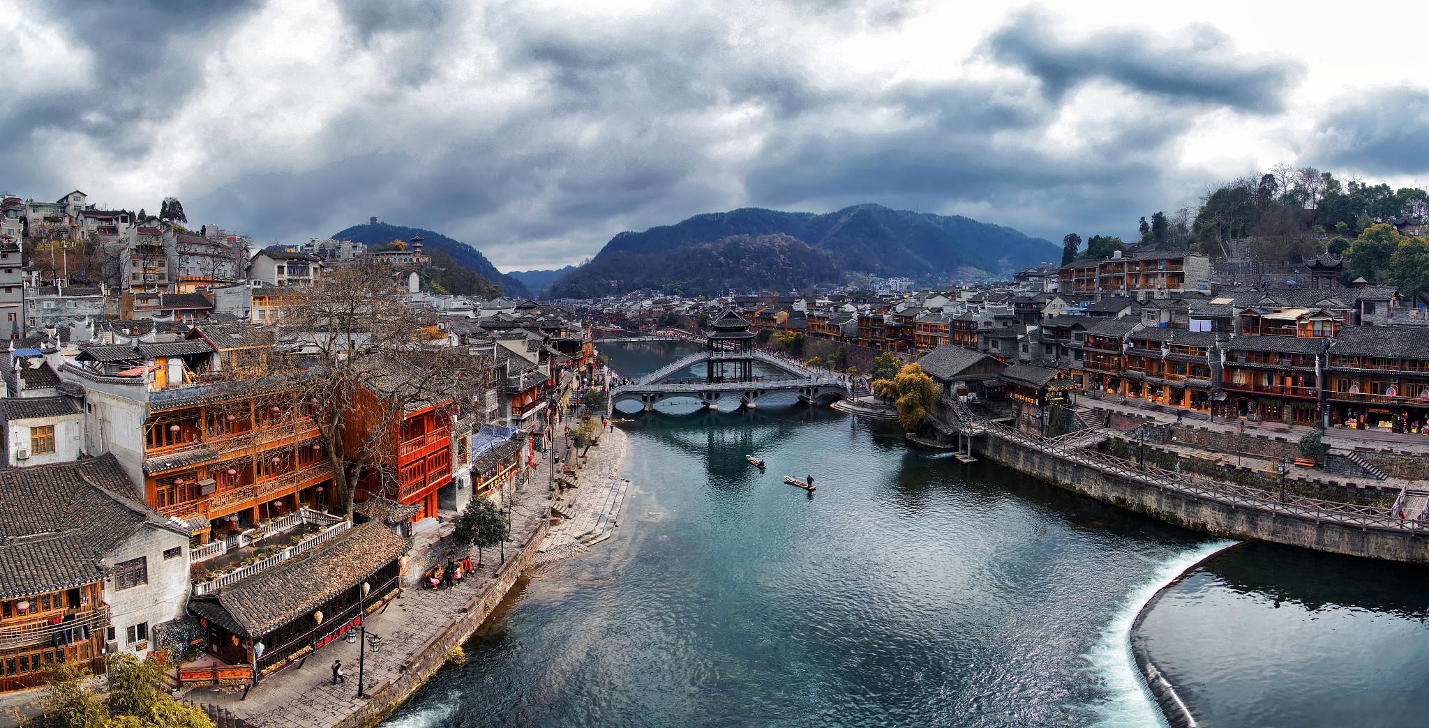 湘西土家族苗族自治州的西南部,是中国历史文化名城,国家4a级旅游景区