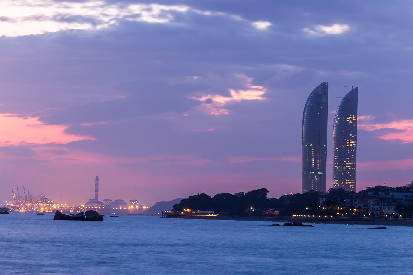 厦门之行 厦门,这座位于中国东南沿海的城市,以其宜人的气候,风景如画