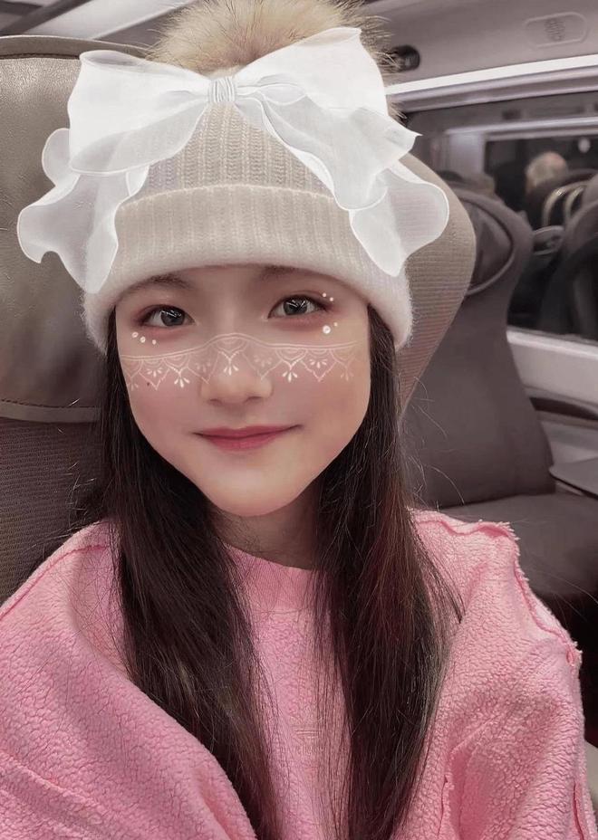 王诗龄14岁生日,美少女范儿十足 王诗龄已经长成了一位美丽的少女,她