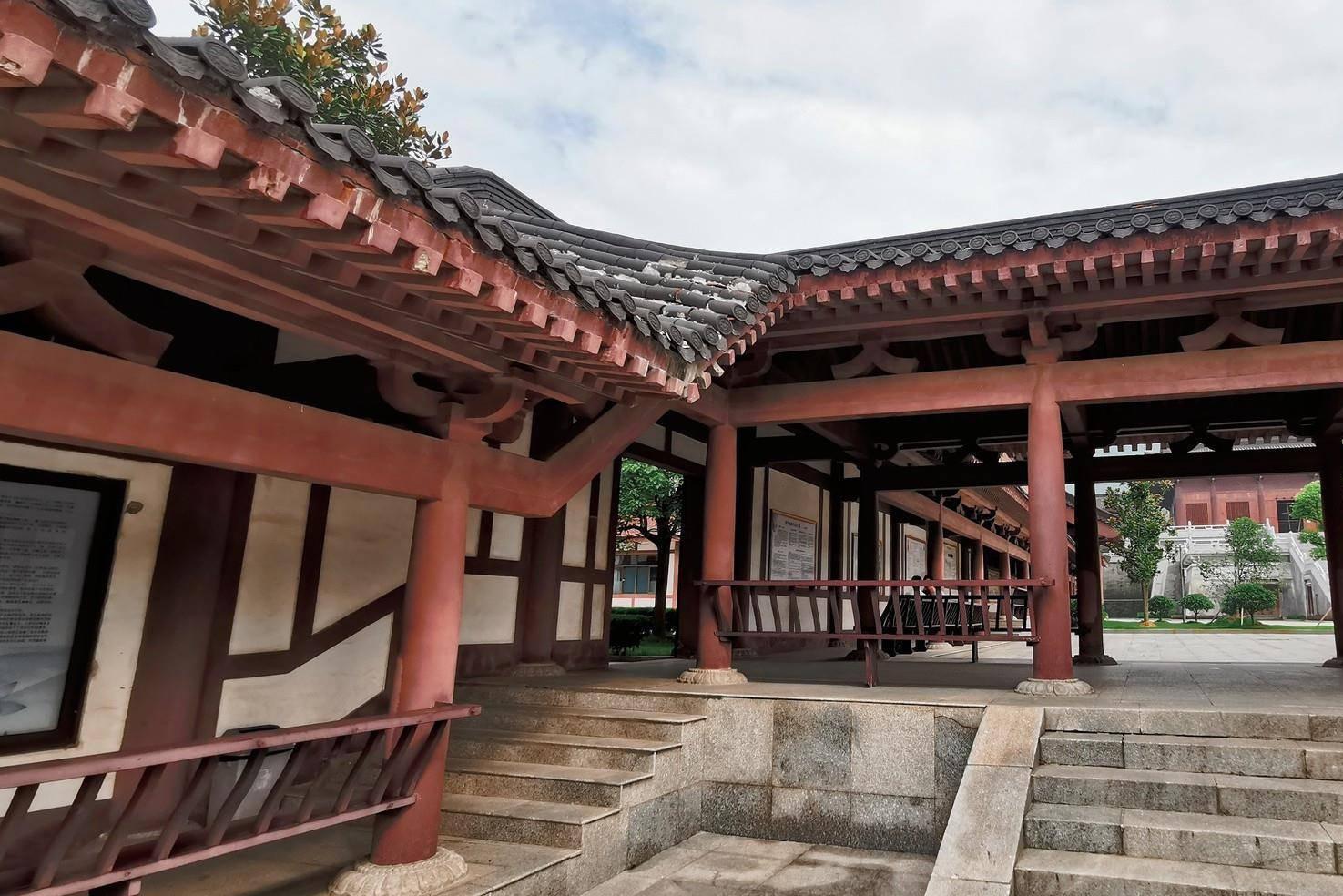 弘愿寺:一个充满独特魅力的佛教道场 97庄严而壮丽的山门 初次踏入