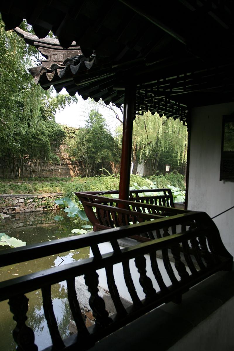 水亭凉气多,闲棹晚来过 这幅画面给人一种宁静,舒适与惬意的感觉,让