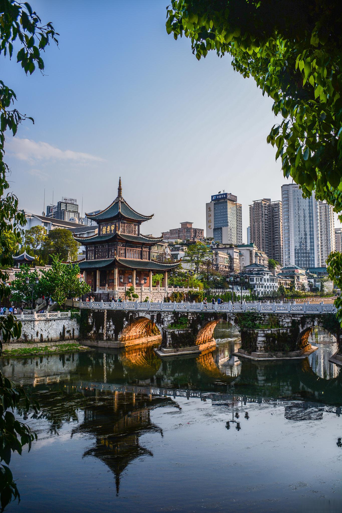 甲秀楼旅游攻略 甲秀楼是中国贵州省贵阳市的一座著名古建筑,位于贵阳