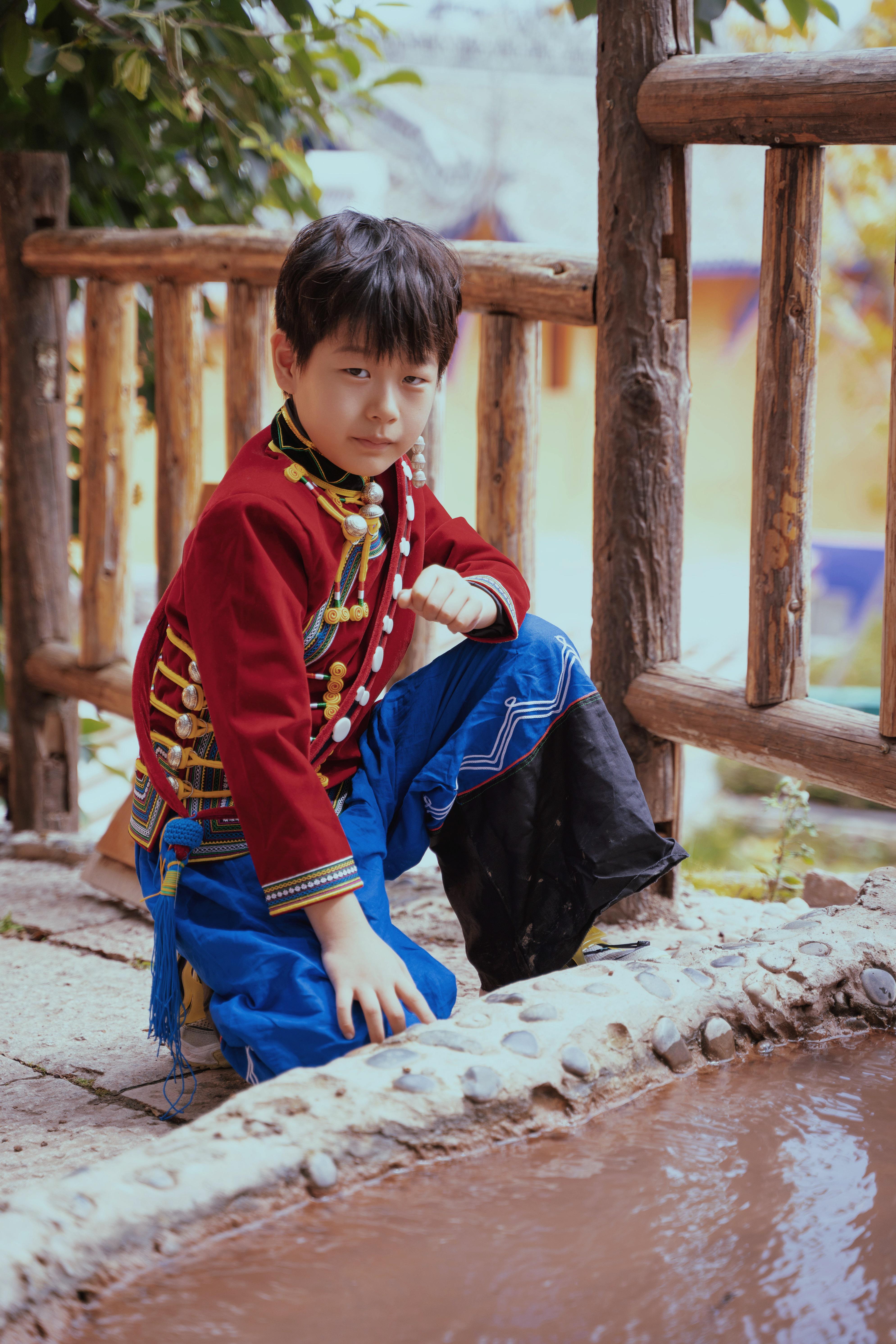 冷润泽:以歌声点亮童年 冷润泽,12岁的童星歌手,当选为2024年慕衍童声