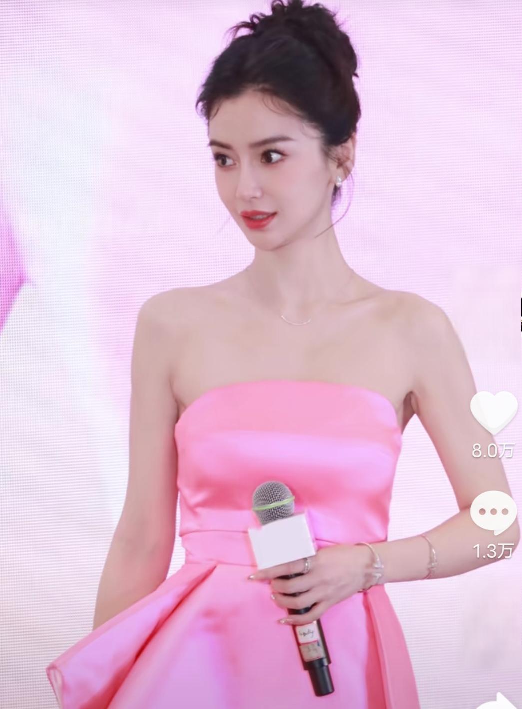 angelababy线下活动 angelababy身着玫粉色长裙造型,现身线下活动