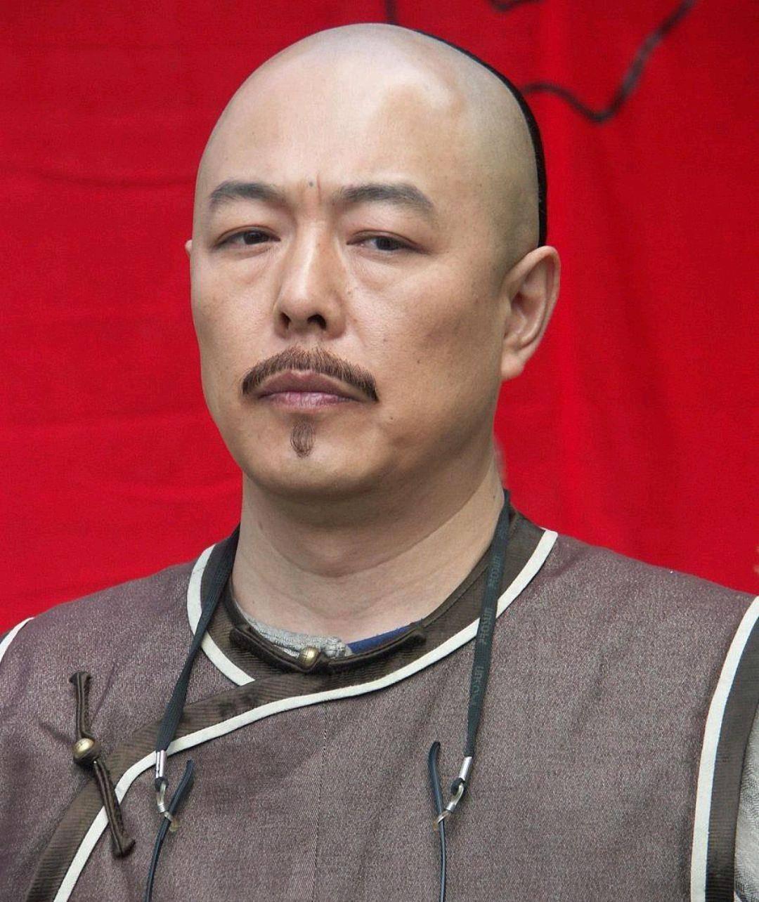 张铁林:风花雪月的传奇人生 张铁林,一个充满争议和传奇色彩的人物,从