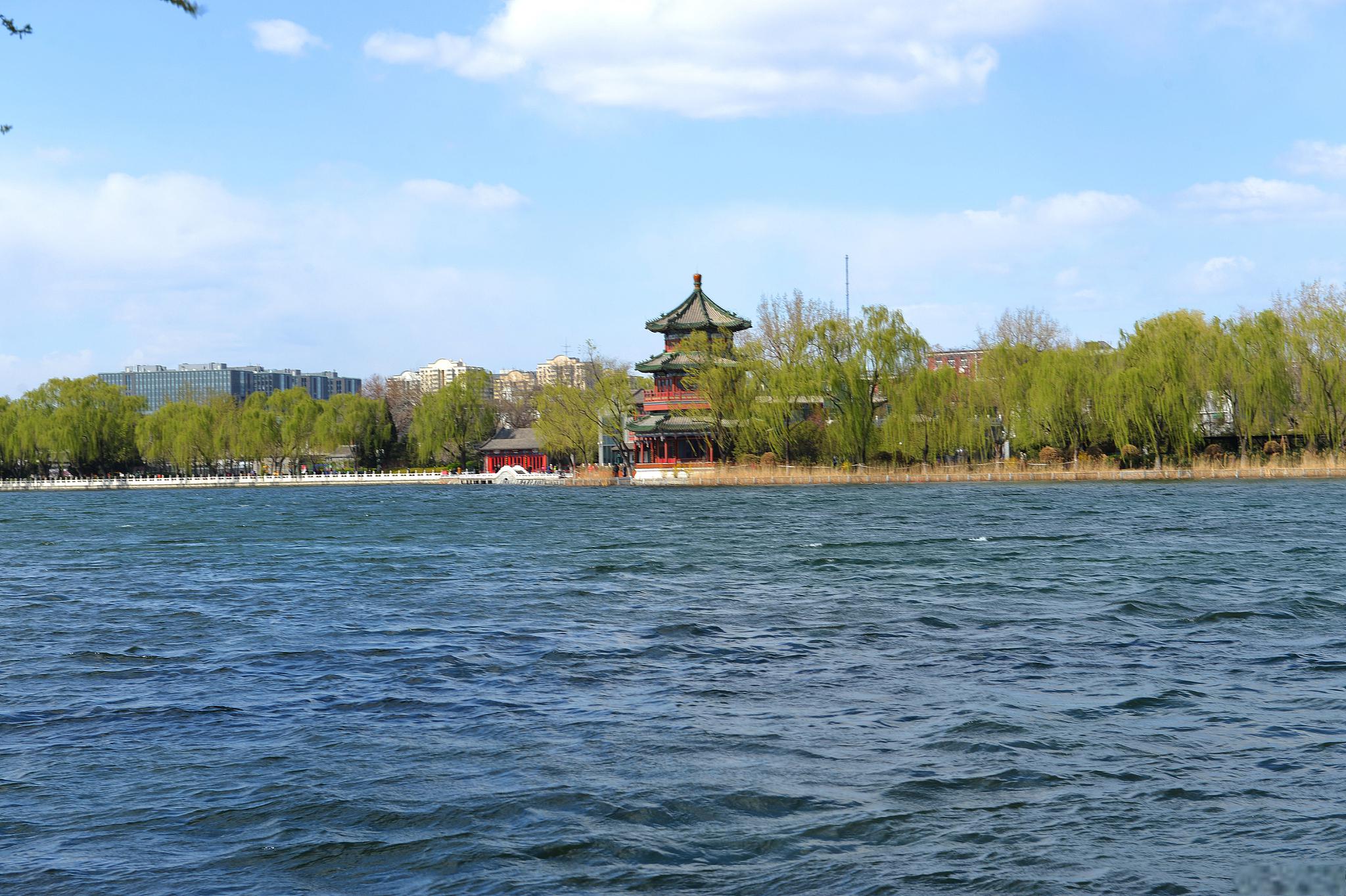 什刹海旅游攻略 什刹海位于北京市中心,是一片以湖泊为主的风景名胜区