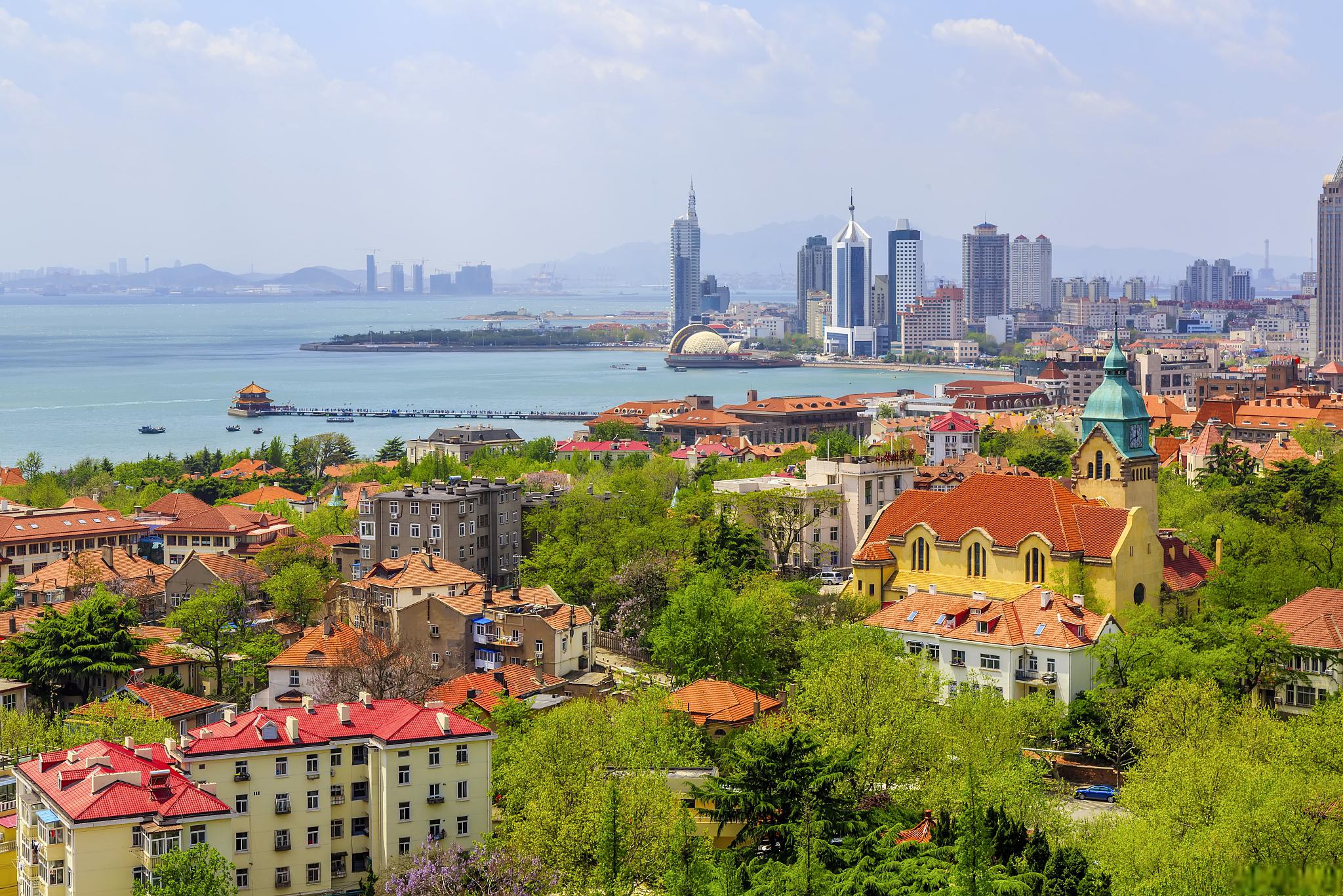 青岛旅行攻略 青岛是一座美丽的海滨城市,拥有着独特的自然风光和人文