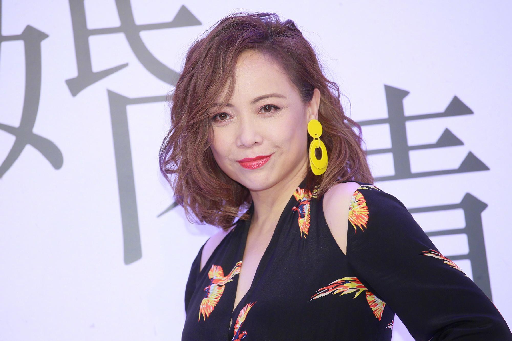 邓萃雯:逆境中崛起 邓萃雯,这位曾因一组走光照片而陷入慢性自杀的女