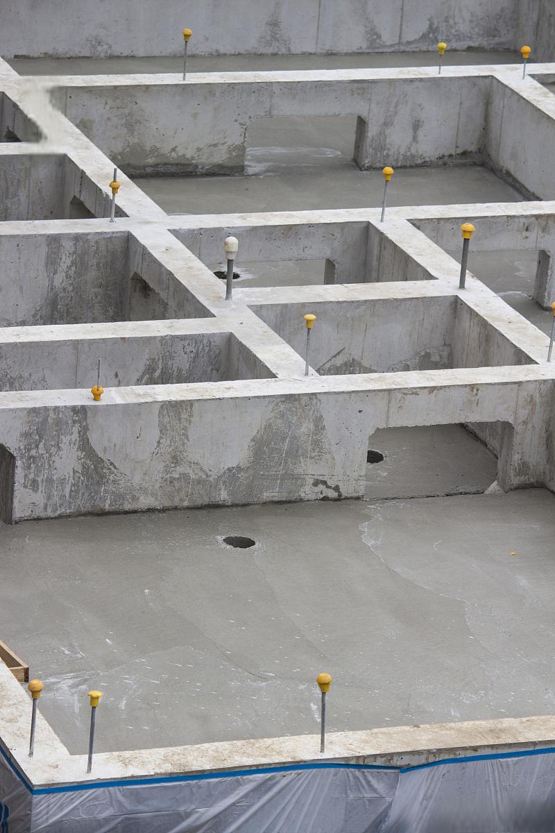 沉箱防水施工流程详解 在建筑和水利工程中,沉箱是一种常见的结构,它