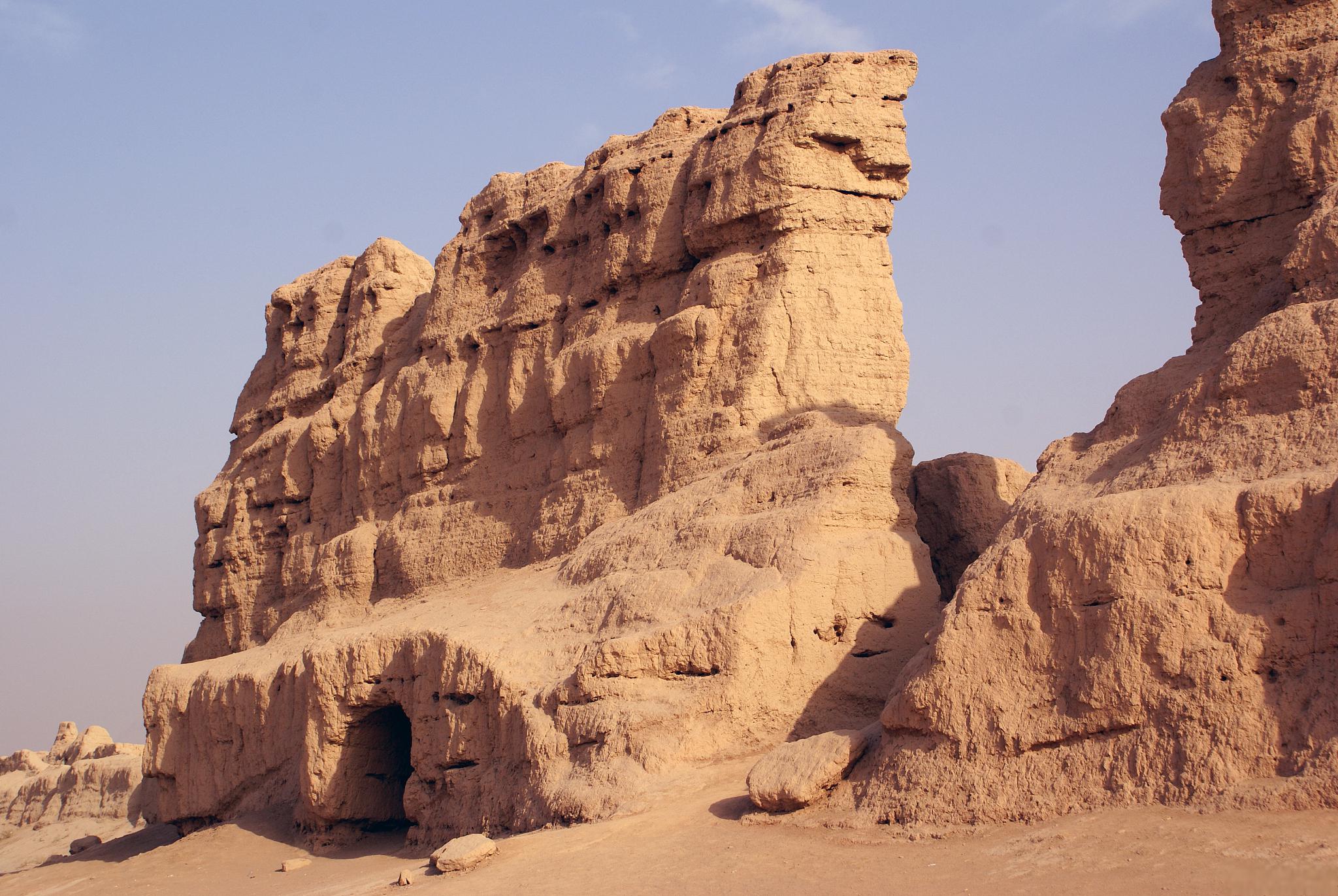 阳关遗址旅游攻略 阳关遗址位于中国甘肃省敦煌市以西约80公里的碱滩