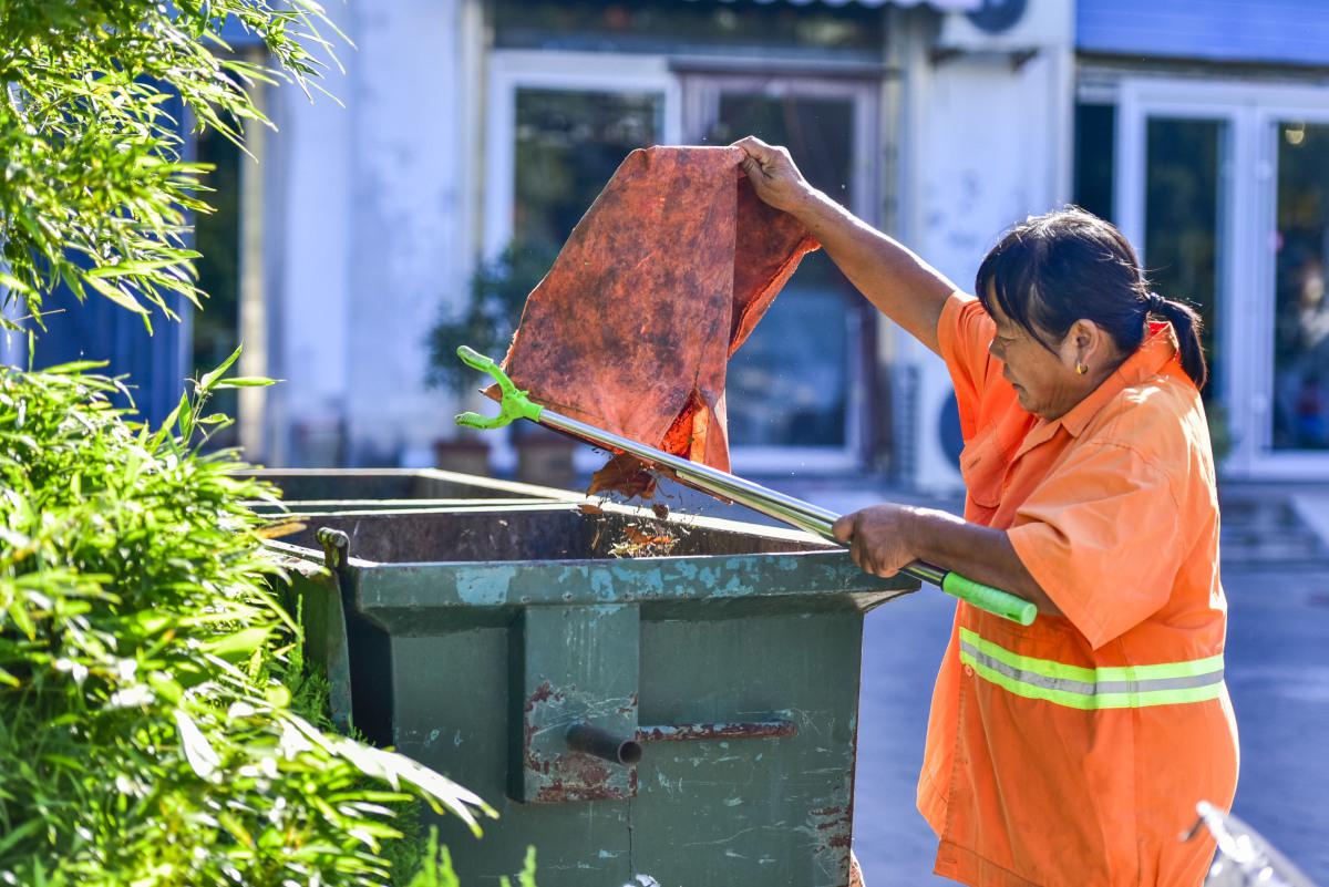 53岁失业,可做这5个工作 失业并不可怕,可尝试环卫工人,疏通下水道