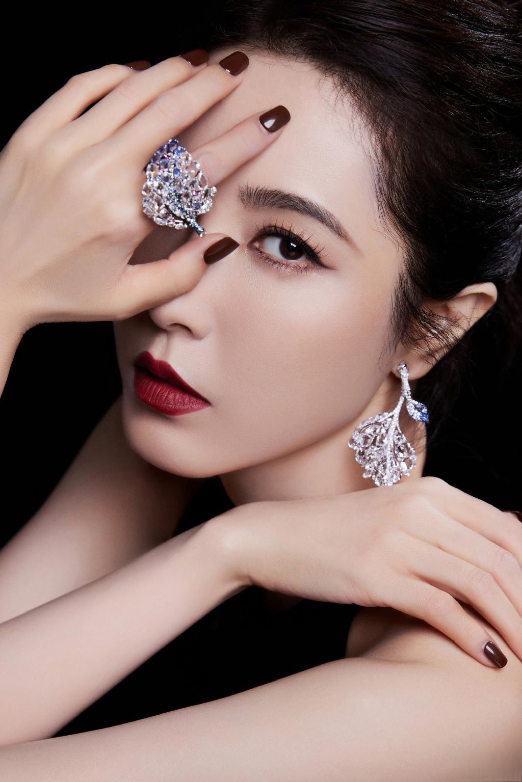 般的惊艳美貌让人窒息,她最美的写真是上海电影节这张,曾黎妩媚的俏脸