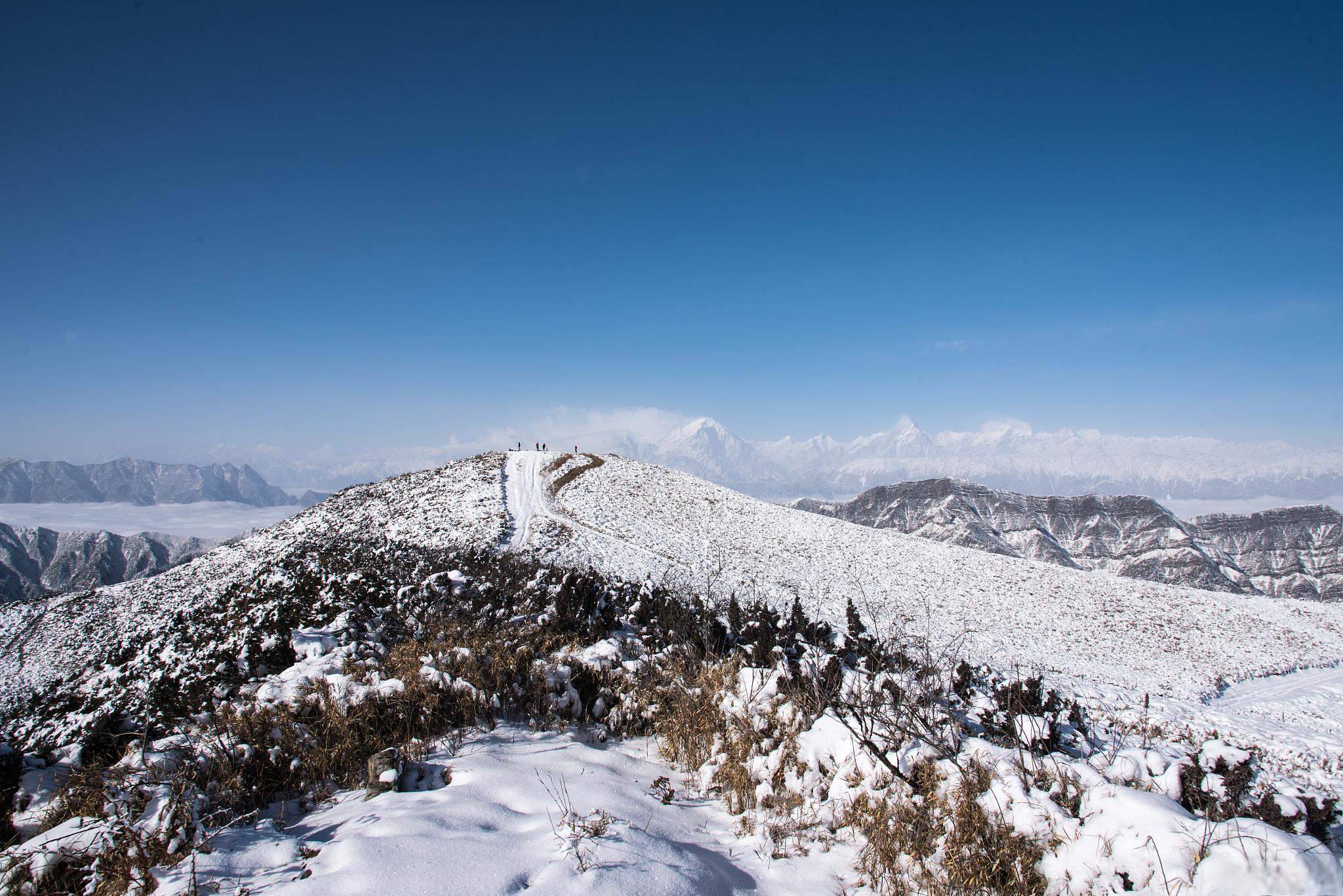 8月的西岭雪山好玩吗 8月的西岭雪山是一个美丽的旅游胜地,拥有壮丽的