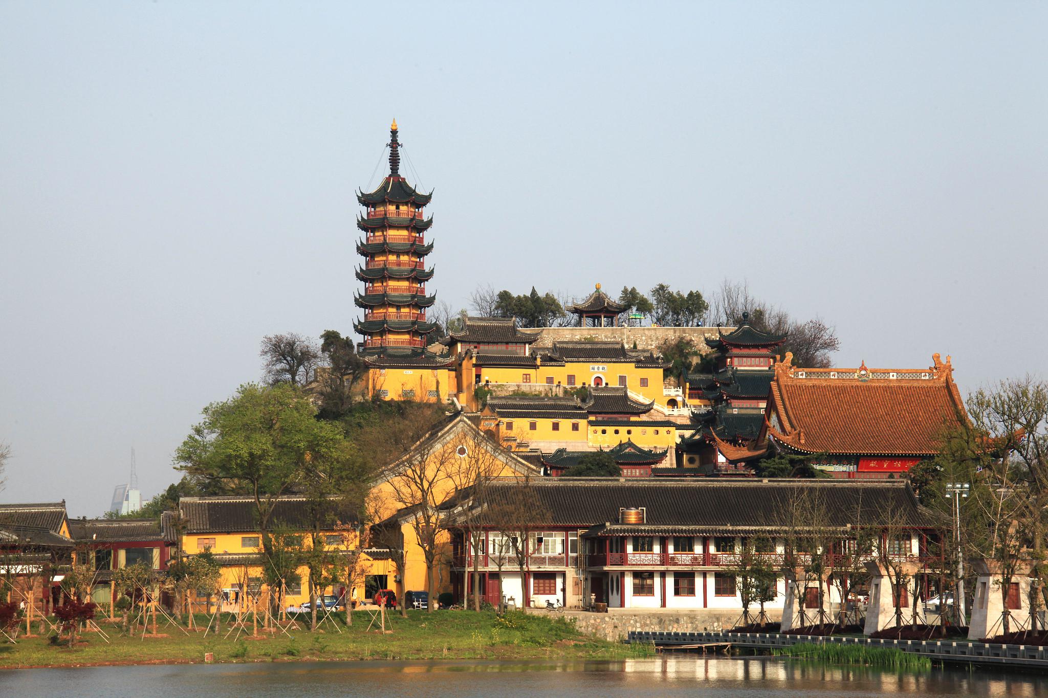 江苏镇江金山寺秋意浓 江苏这一寺庙,位于长江南岸,建于晋代,最佳观景