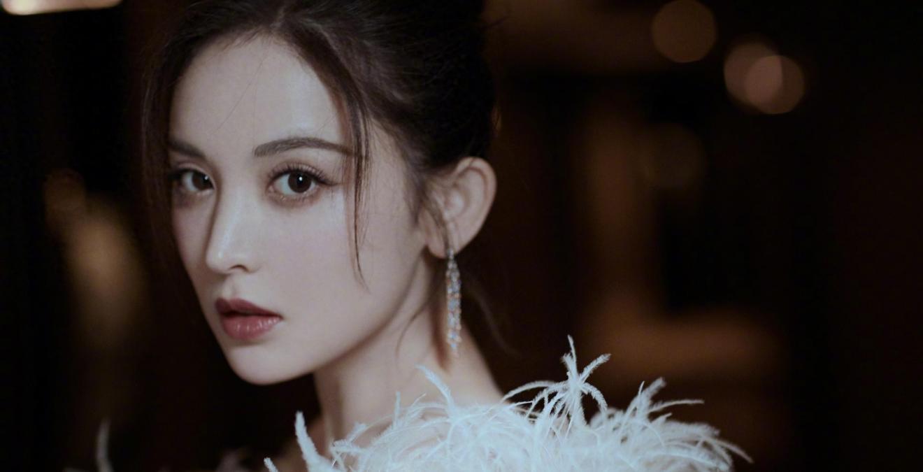 古力娜扎:从"最美校花"到"人人喊渣" 古力娜扎的娱乐圈之路充满了坎坷