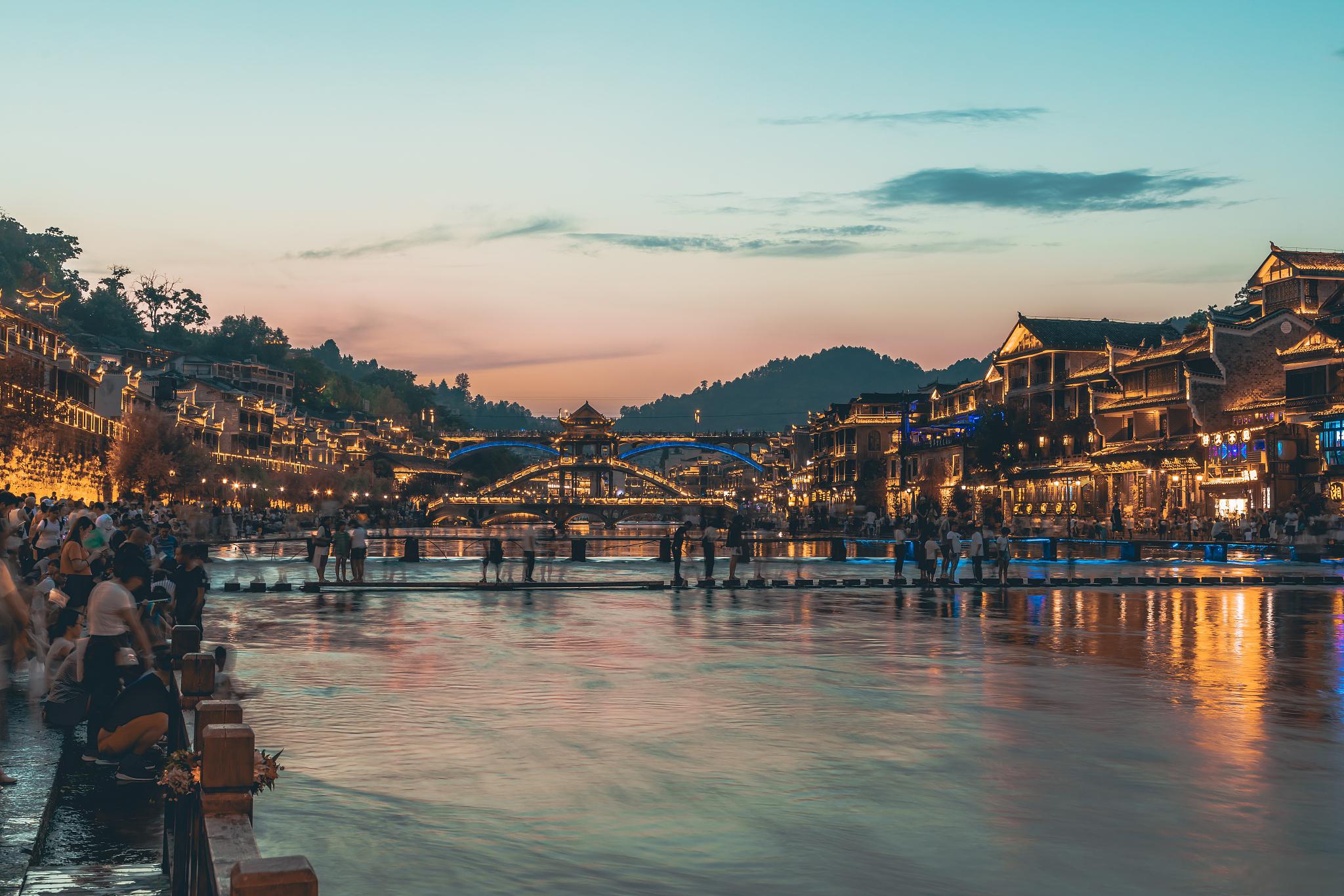 贵州镇远古镇,一颗璀璨明珠 贵州镇远古镇,如同一颗珍珠般闪耀着独特