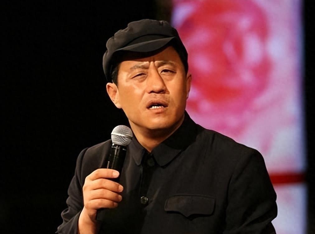 王小宝:婚姻经历 王小宝和他的前妻以及现任妻子吴琼的婚姻经历了许多