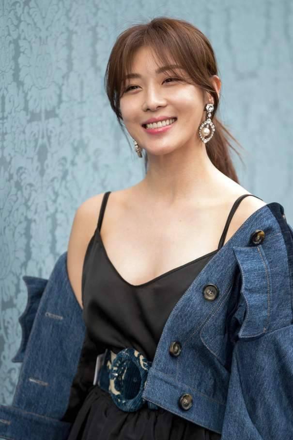 河智苑:实力影后 河智苑,45岁的韩国女演员,以精湛的演技和高雅的气质