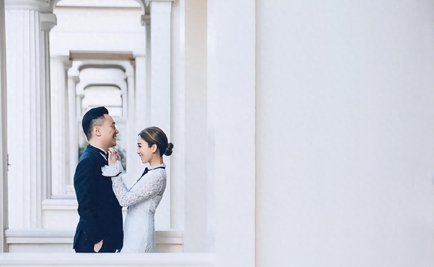 黄智雯:幸福的新娘 香港tvb花旦黄智雯在个人微博上宣布结婚的消息,晒
