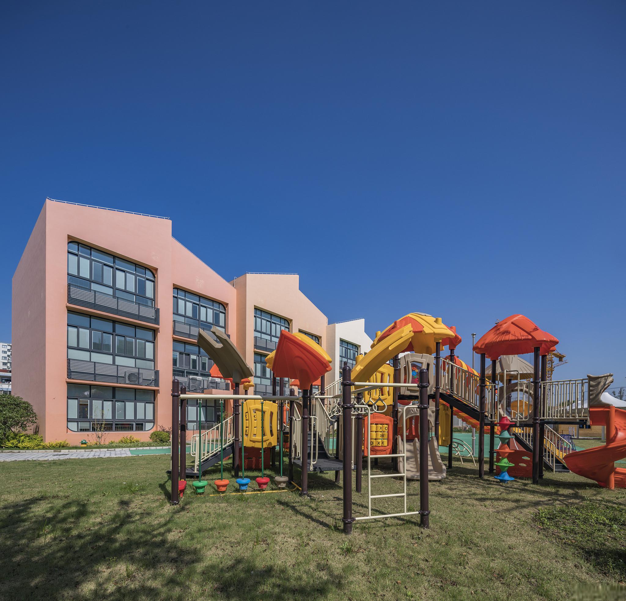 然而,对于一些孩子来说,上幼儿园可能伴随着分离焦虑,表现为哭闹和