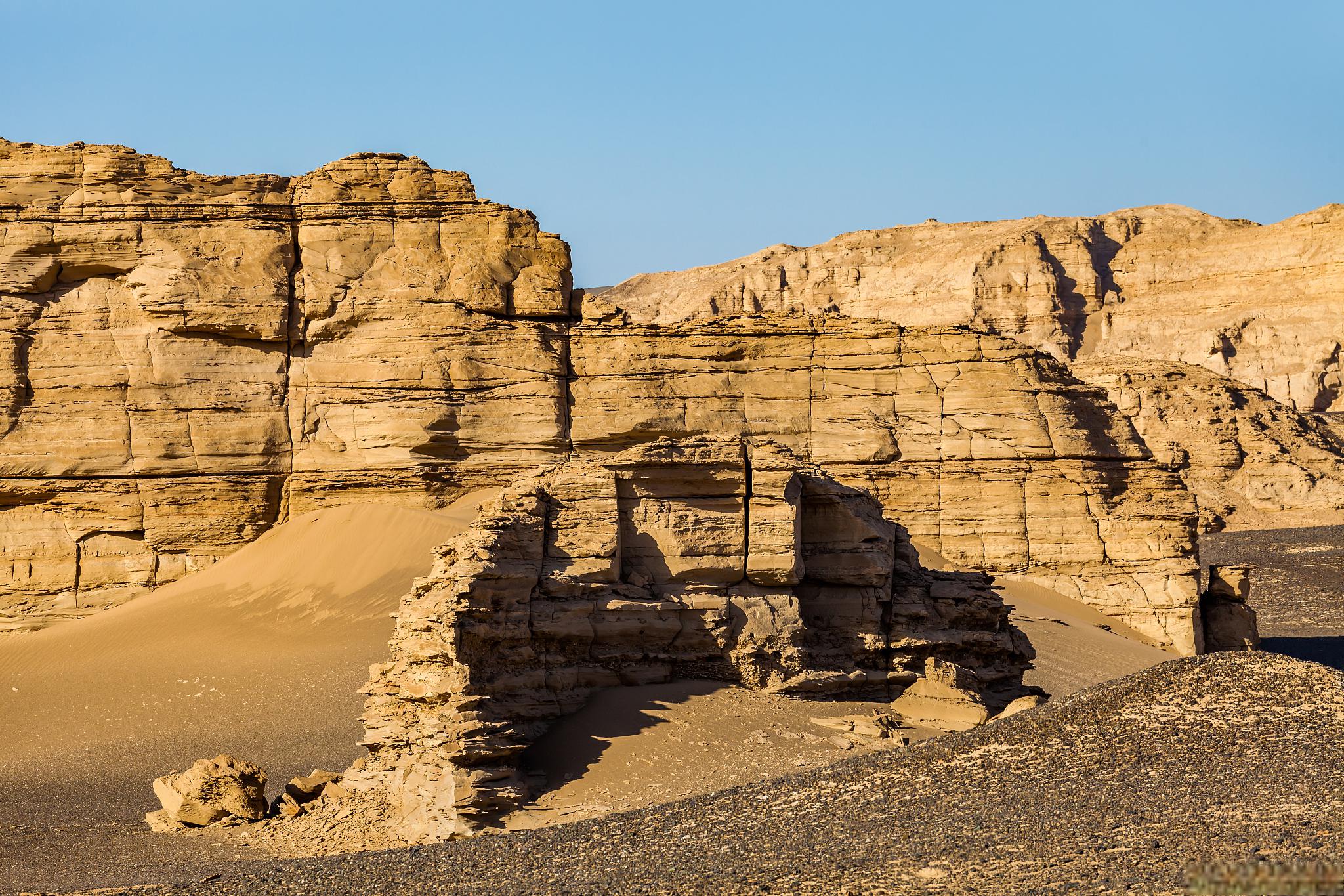 新疆是中国的大西北地区,拥有丰富多彩的地貌景观,其中雅丹地貌和丹霞